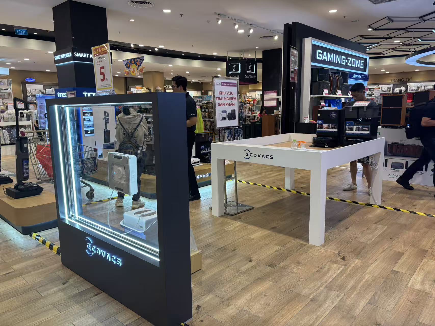 越南一家超市里扫地机器人等清洁电器的展示区。拍摄/第一财经记者王珍