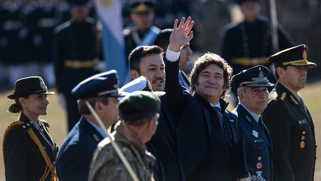 6月20日,阿根廷总统米莱(右三)在阿根廷首都布宜诺斯艾利斯参加国旗日活动。(新华社 图)