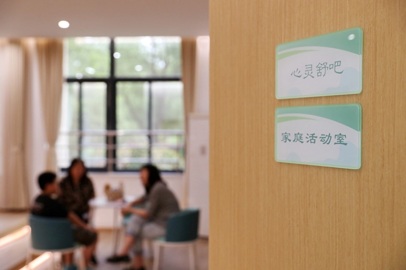 浙江省嘉兴市儿童青少年心理健康服务总站,心理工作者在“心灵舒吧”为小朋友进行心理咨询。 视觉中国图