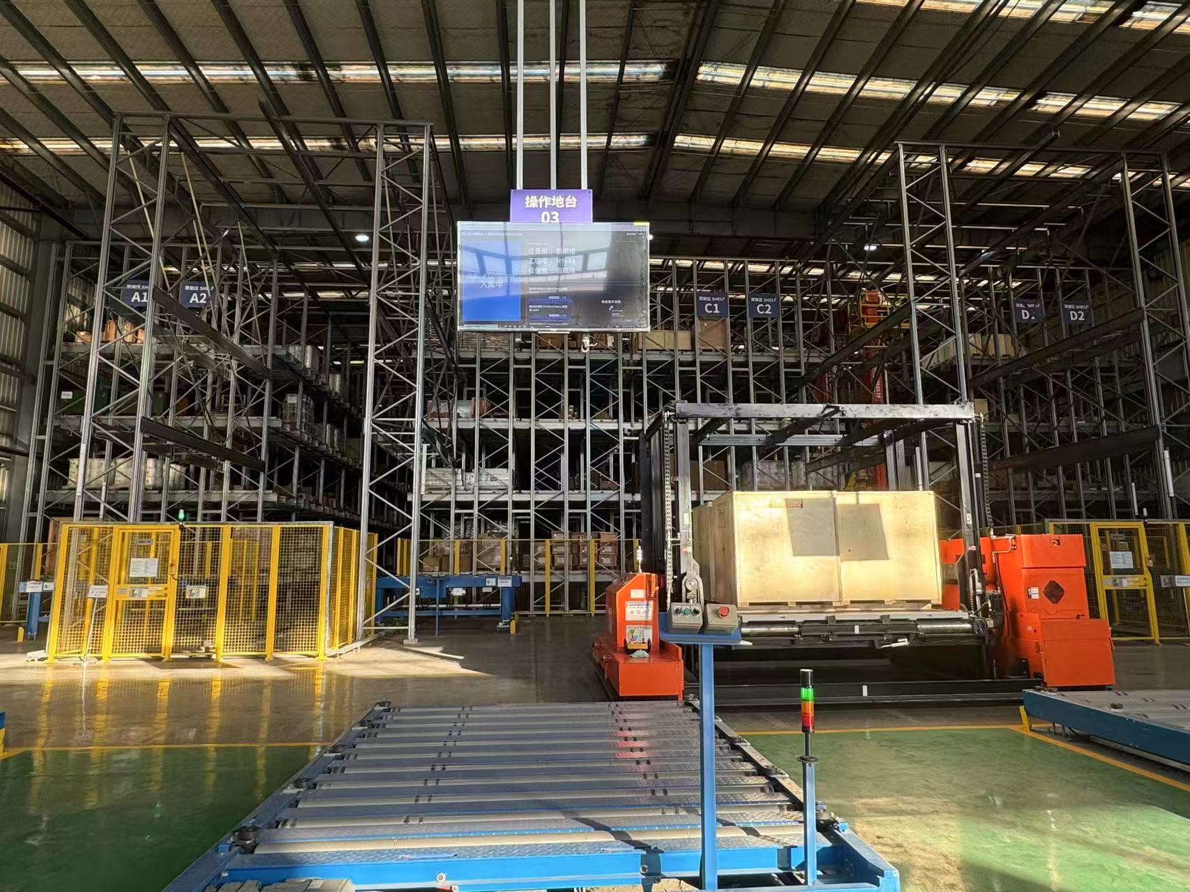 （图为重型堆垛机智能立体仓库。摄影/黄思瑜）